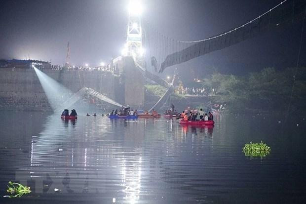 Fuerzas de socorro buscan a víctimas y rescatan a los atrapados en el lugar de escenario. (Fotografía: AFP/VNA)