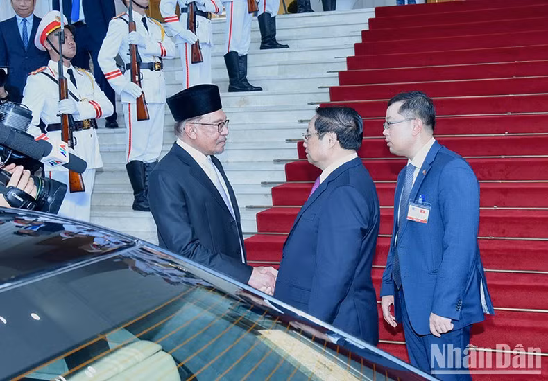 Minh Chinh se despide del visitante malasio.