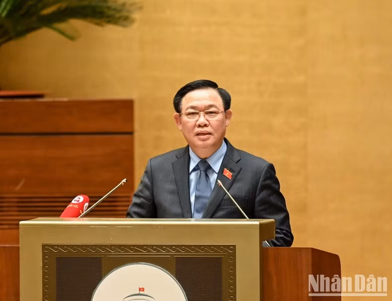 El máximo dirigente legislativo, Vuong Dinh Hue, pronuncia un discurso en la conferencia