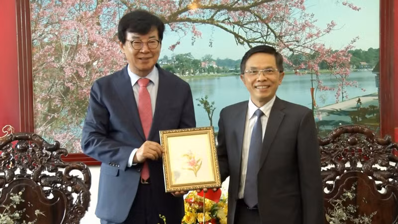 El secretario del Comité del Partido de la ciudad de Da Lat, Dang Tri Dung, entrega un regalo de recuerdo a un líder del distrito de Jangheung. (Fotografía: baolamdong.vn)