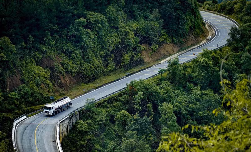 Vehículo en el paso Pha Din.