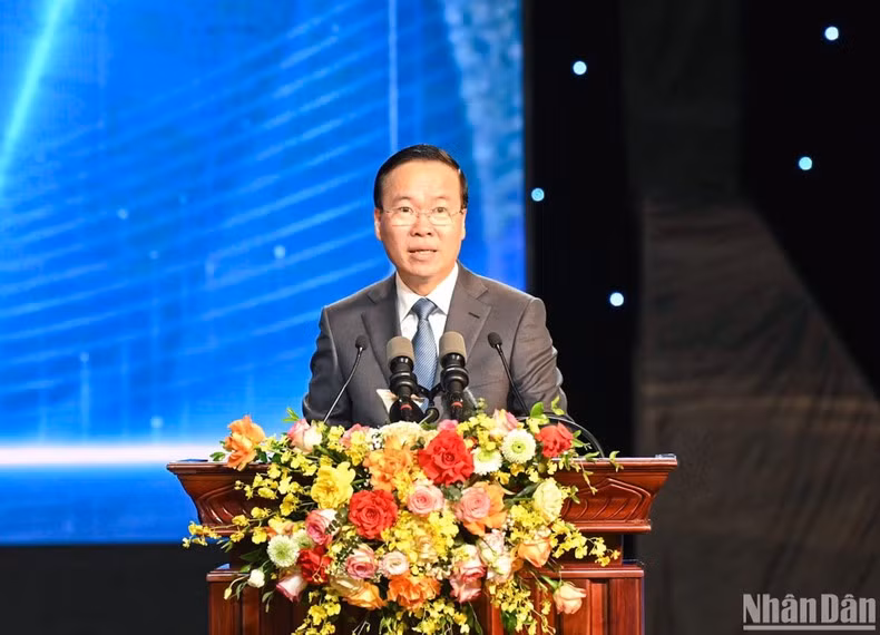 El presidente Vo Van Thuong pronuncia el discurso de apertura de la cita.