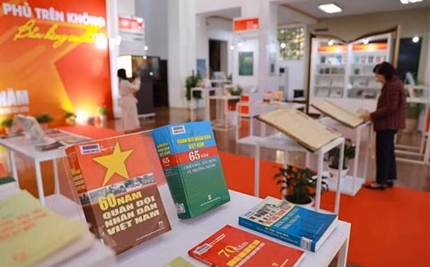 Libros y documentos exhibidos en la exposición (Foto: VNA)