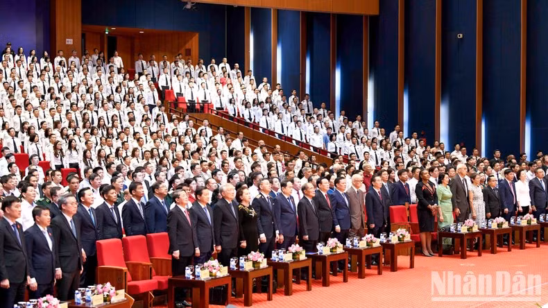 Delegados saludan a la bandera nacional.