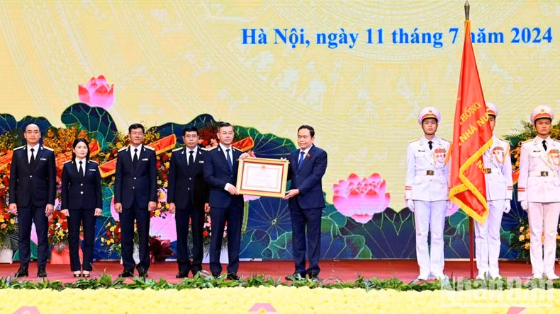 Thanh Man otorga la Orden del Trabajo de Primera Clasea a la Auditoría Estatal.