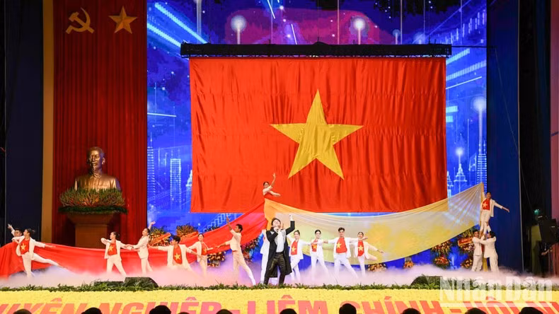 El programa artístico abre el evento.