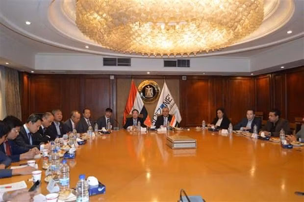 El panorama de la reunión entre el vicepresidente de la ANV Nguyen Duc Hai y representantes de la Autoridad General de la Zona Económica del Canal de Suez. (Fotografía: VNA) El panorama de la reunión entre el vicepresidente de la ANV Nguyen Duc Hai y representantes de la Autoridad General de la Zona Económica del Canal de Suez. (Fotografía: VNA)