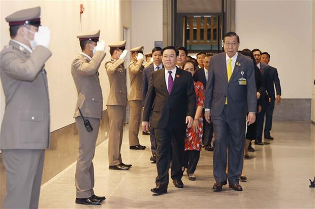 El presidente del Senado de Tailandia, Pornpetch Wichitcholchai, recibe al titular de la Asamblea Nacional de Vietnam, Vuong Dinh Hue. (Foto:VNA)