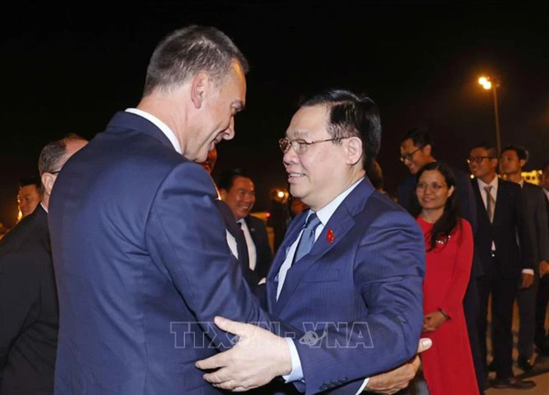 Dimitar Nikolov, alcalde de la ciudad de Burgas, despide al presidente de la Asamblea Nacional de Vietnam, Vuong Dinh Hue, en el aeropuerto de la urbe.
