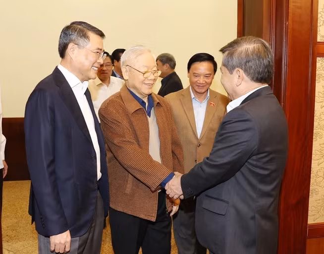 Phu Trong y los miembros del Comité Directivo asistentes a la reunión.