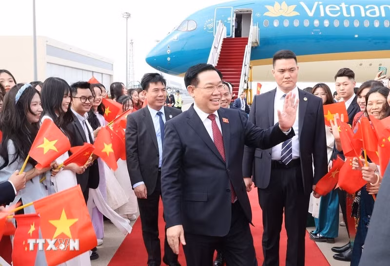 El presidente legislativo de Vietnam es recibido calurosamente en el aeropuerto internacional de Pekín.