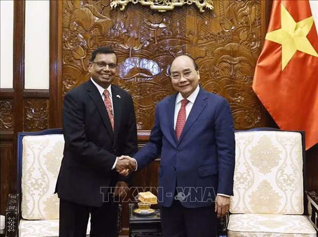 El presidente de Vietnam, Nguyen Xuan Phuc (derecha), recibe al embajador esrilanqués, Prasanna Gamage (Fotografía: VNA)