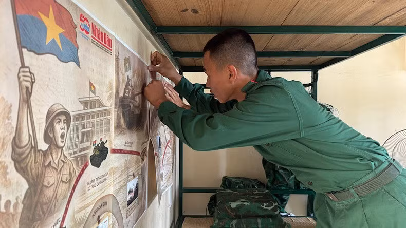 Pegan con cuidado el suplemento en la pared.