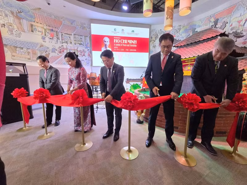 Los delegados cortaron la cinta para inaugurar la exposición "Presidente Ho Chi Minh - Símbolo de paz y amistad". (Foto: baovanhoa.vn)