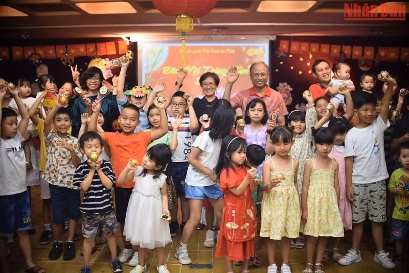 El embajador de Vietnam en Francia, Dinh Toan Thang, su esposa y la representante permanente de Hanói ante la Unesco, Le Thi Hong Van, con los niños.