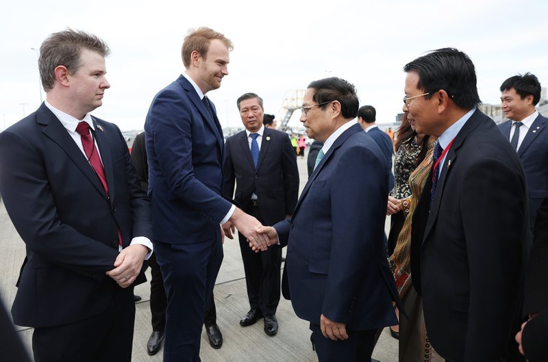 Funcionarios neozelandeses reciben al primer ministro vietnamita, Pham Minh Chinh, y su esposa en el aeropuerto de Auckland (Foto: VNA)