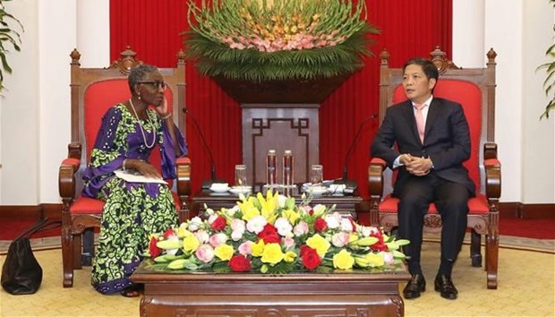 El jefe de la Comisión de Asuntos Económicos del Comité Central del Partido Comunista de Vietnam, Tran Tuan Anh, recibe a la subdirectora general del FMI, Antoinette Sayeh. (Fotografía: VNA)