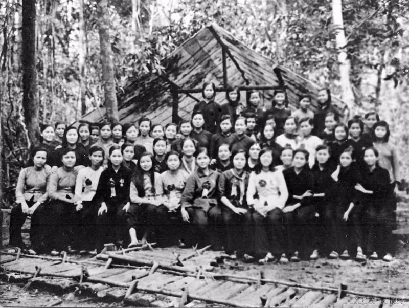 La heroína Nguyen Thi Dinh junto a otras combatientes ejemplares y funcionarias en el segundo Congreso de Héroes, Soldados de Emulación y Valientes de las Fuerzas Armadas Populares para la Liberación de Vietnam del Sur (septiembre de 1967). Foto: Archivo de VNA