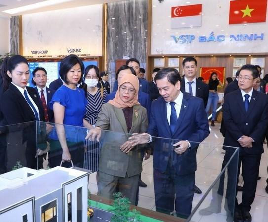 La presidenta de Singapur, Halimah Yacob, visita el parque industrial VSIP en la provincia de Bac Ninh. (Fotografía: VNA)
