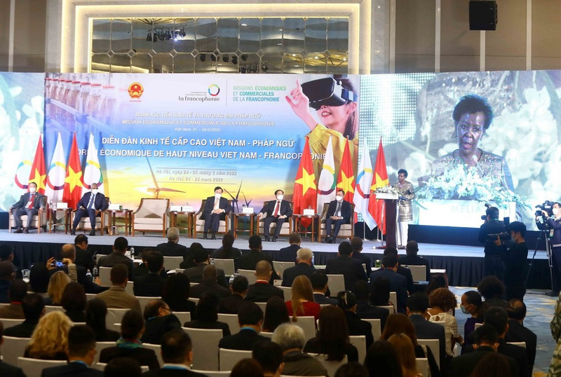 La secretaria general de la Organización Internacional de la Francofonía, Louise Mushikiwabo, habla en el Foro Económico Vietnam-Francofonía. (Foto: VNA)