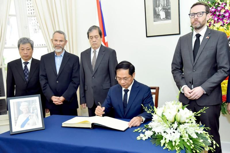 El ministro de Relaciones Exteriores de Vietnam, Bui Thanh Son firma libro de condolencias en memoria de la Reina Isabel II.