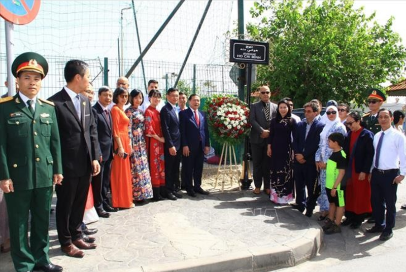 La ceremonia de ofrenda de flores en Argelia (Foto: VNA)