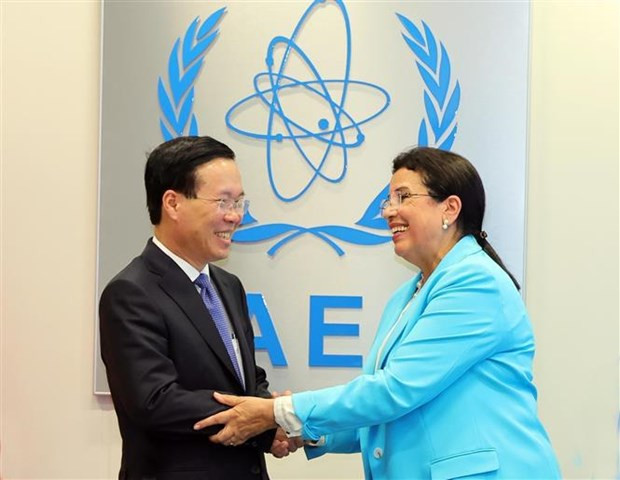 El presidente de Vietnam, Vo Van Thuong, recibe a la directora general interina del OIEA, Najat Mokhtar (Fotografía: VNA)