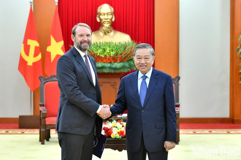 El secretario general del Partido Comunista de Vietnam, To Lam, recibe a Nate Franklin, fundador y presidente del grupo estadounidense Pacifico Energy. (Fuente: VNA)
