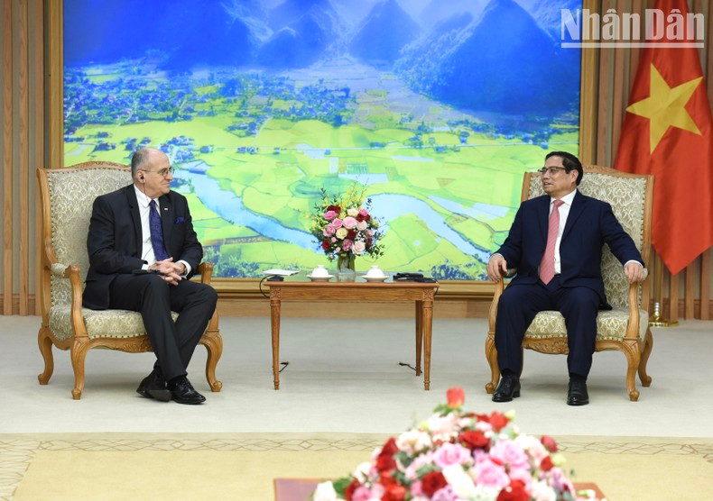 El primer ministro vietnamita, Pham Minh Chinh, recibe al ministro de Relaciones Exteriores de Polonia, Zbigniew Rau. (Fotografía: Nhan Dan)