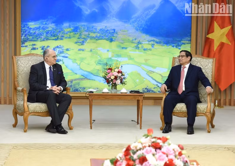 El primer ministro vietnamita, Pham Minh Chinh, recibe al ministro de Relaciones Exteriores de Polonia, Zbigniew Rau. (Fotografía: Nhan Dan)