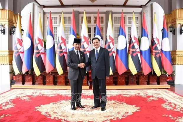 El secretario general del Partido Popular Revolucionario y presidente de Laos, Thongloun Sisoulith,(Derecha), y el sultán de Brunéi, Haji Hassanal Bolkiah, en la ceremonia de recepción de este último en Laos. (Fotografía: VNA)