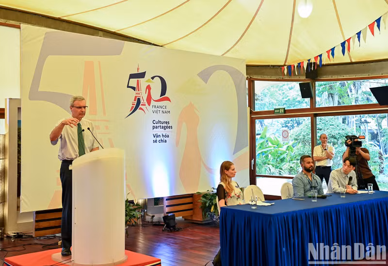 El embajador francés en Vietnam, Nicolas Warnery, expresó su placer de poder presentar esas fotos al público de Hanói en el marco del festival internacional de fotografía Photo Hanoi 23.