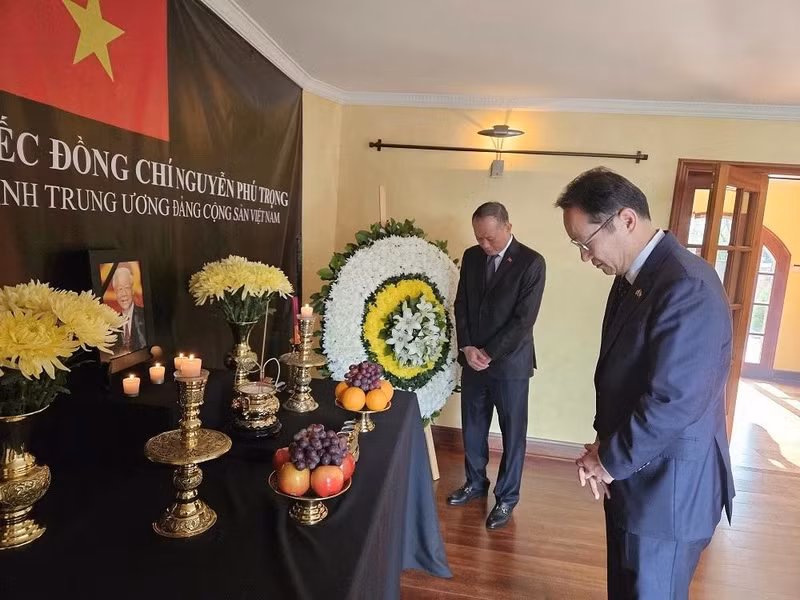 El embajador de Corea del Sur en Chile, Hak Yae Kim, se despide del líder vietnamita.