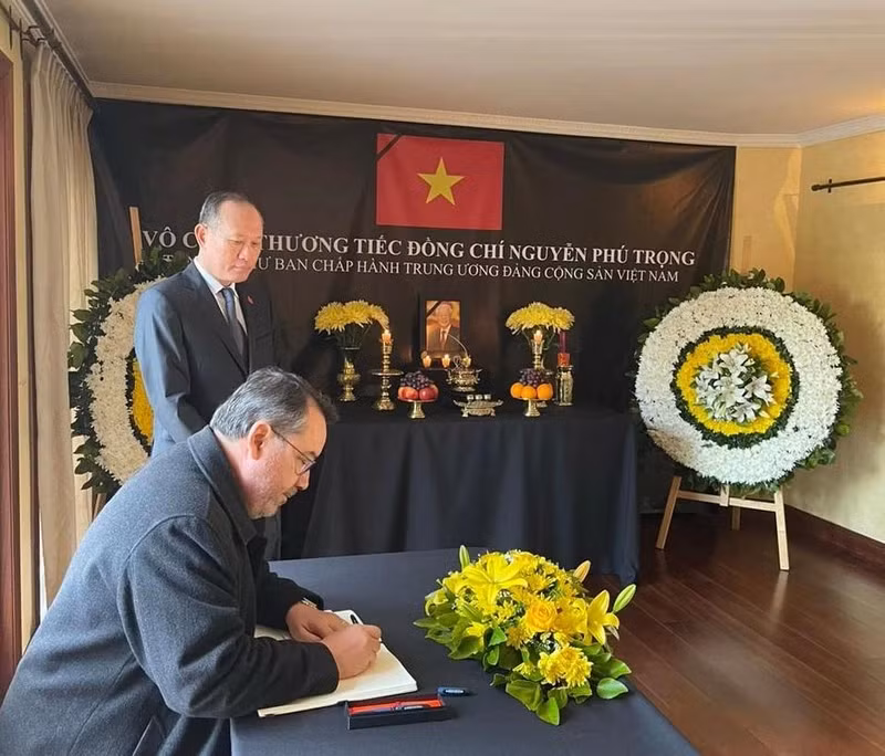 Representante del Ministerio de Relaciones Exteriores de Chile presenta sus respetos al dirigente partidista vietnamita.