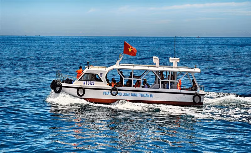 Los visitantes viajan en un bote con fondo de cristal para recorrer la bahía de manera más interesante.