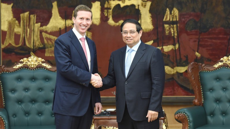El primer ministro de Vietnam, Pham Minh Chinh (derecha), recibe a Jeffrey Perlman, director ejecutivo de Warburg Pincus (Foto: Nhan Dan)
