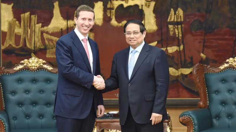 El primer ministro de Vietnam, Pham Minh Chinh (derecha), recibe a Jeffrey Perlman, director ejecutivo de Warburg Pincus (Foto: Nhan Dan)