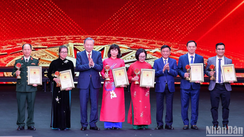 El secretario general del Partido Comunista de Vietnam, To Lam (tercero desde la izquierda), y Tran Cam Tu (tercero desde la derecha), miembro del Buró Político y permanente del Secretariado del Comité Central del Partido y jefe de su Comisión de Control Disciplinario, entregan los premios A a los ganadores. (Foto: Nhan Dan)