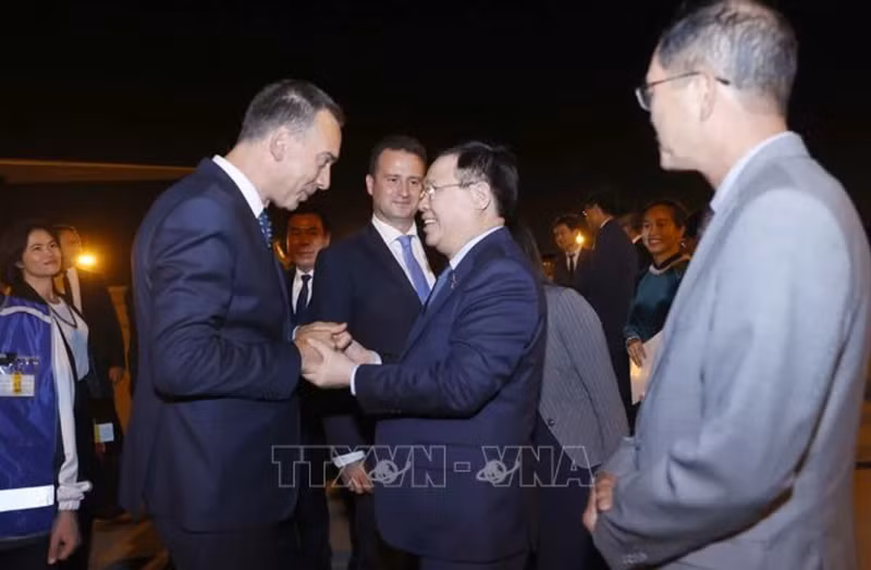 Dimitar Nikolov despide a Dinh Hue.