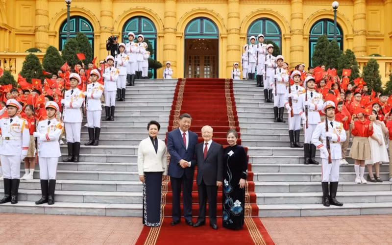 El secretario general del PCV, Nguyen Phu Trong, y su esposa (segunda y primera persona desde la derecha) presidien la ceremonia de bienvenida del secretario general del PCCh y presidente de China, Xi Jinping, y su esposa. (Foto: VNA)