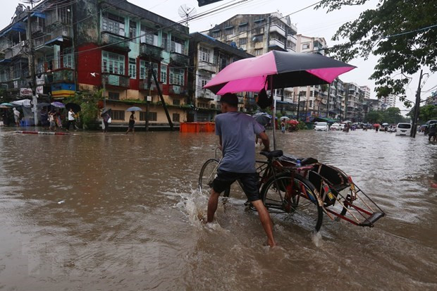 Escena de inundación después de fuertes lluvias en Yangon, Myanmar el 31 de julio pasado (Fotografía: Xinhua/VNA)
