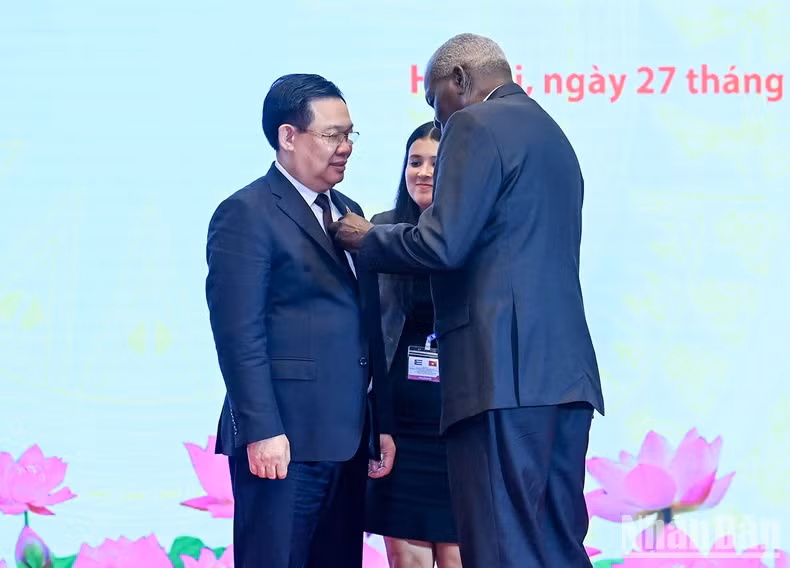 Esteban Lazo hace entrega de la Orden Nacional de Mérito Carlos Manuel de Cespedes a su par vietnamita.