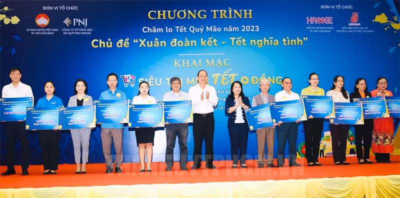 Acto inaugural de las actividades de ayuda a las personas desfavorecidas (Fotografía: hcmcpv.org.vn)