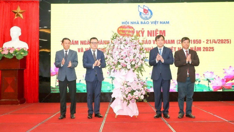 Titulares de la Comisión de Propaganda y Movilización de Masas del Comité Central del Partido Comunista de Vietnam entregan flores para felicitar el 75º aniversario de la fundación de la Asociación de Periodistas de Vietnam.