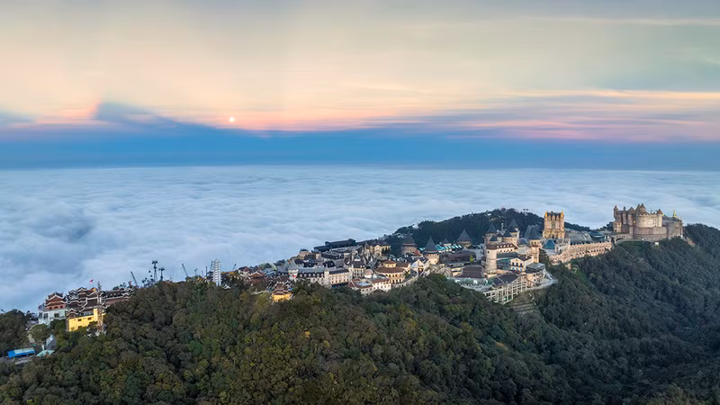 Vista aérea de la cima Ba Na en medio del mar de nubes blancas. Vista aérea de la cima Ba Na en medio del mar de nubes blancas.