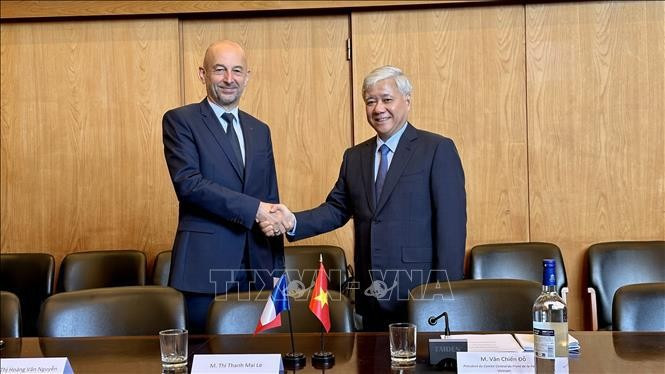 Do Van Chien, presidente del Comité Central del Frente de la Patria de Vietnam en la sesión de trabajo con el presidente del Consejo Económico, Social y Ambiental (CESE) Thierry Beaudet (Foto: VNA)