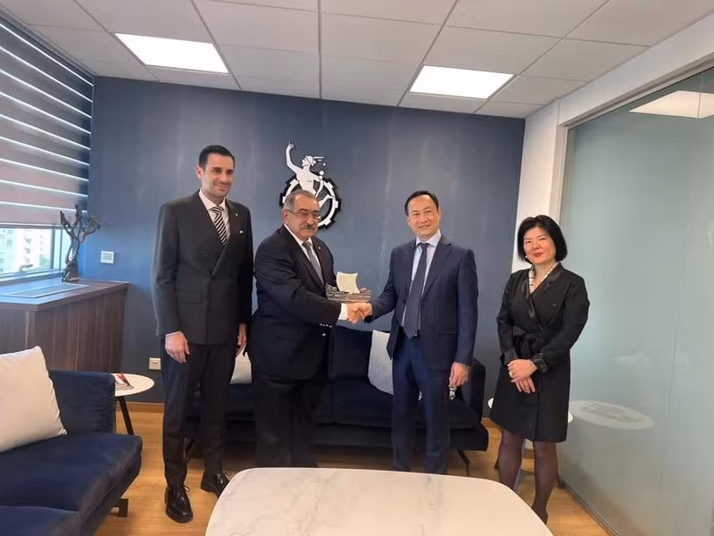 El embajador Hai Hung y el presidente de la CCCI, Stavros Stavrius (Foto: VNA)