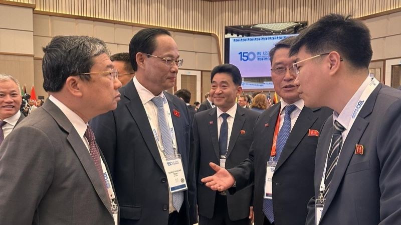 El vicepresidente de la Asamblea Nacional de Vietnam Tran Quang Phuong se reúne con el vicepresidente de la Asamblea Suprema del Pueblo de Corea del Norte, Maeng Kyun II. (Foto: VNA)