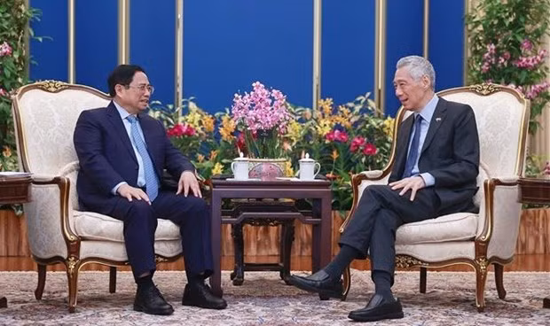 El primer ministro vietnamita, Pham Minh Chinh, y su homólogo singapurense, Lee Hsien Loong, en la conversación (Fotografía: VNA)