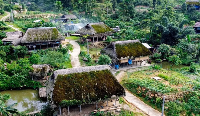 Las casas cubiertas de musgo con techos de palma son lo más destacado aquí. 